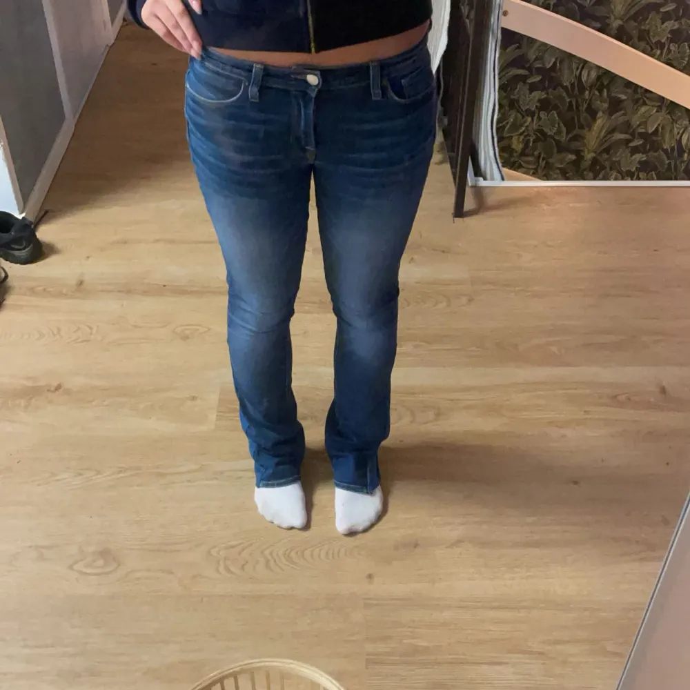 Säljer dessa super snygga mörkblå lågmidjade bootcut jeansen skriv gärna om ni är intresserade eller undrar något 💕. Jeans & Byxor.