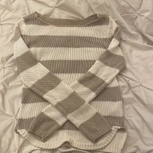 Stickad tröja - Super fin stickad tröja! Säljer då den ej kommer till användning. Skriv för bilder på!