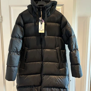 Pernilla Wahlgren dunjacka  - Årets Pernilla Wahlgren dunjacka. Endast provad med prislappen kvar. 