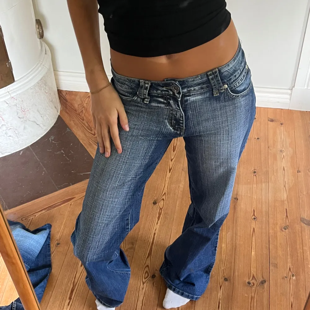 Midjemått( rätt över): 39cm  Inerbenslängd: 85cm   Köp dem via ”KÖP NU” eller Swish  Modellen är 170 cm, inga defekter 💕 . Jeans & Byxor.