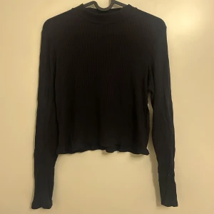 Svart långarmad tröja från H&M - En vanlig svart långärmad tröja från h&m. Lite crewneck, tunn. Kommer aldrig till användning och väldigt bra skick // Hör gärna av dig vid frågor! 