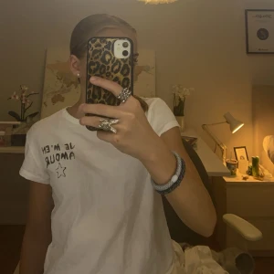 Je men amour tshirt från Gina tricot  - Jätte fin tshirt från gina som ja säljer för att den är för liten 🙌 