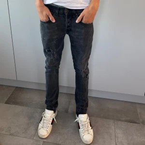 Dondup george - Tja säljer nu dessa sjukt feta dondup med snygga slitningar och färg stänk  Om ni har några frågor eller funderingar är det bara att höra av sig Mvh Viggo💯