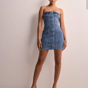 Jeansklänning - Säljer denna fina jeansklänning. Aldrig använd och helt slutsåld i denna storlek