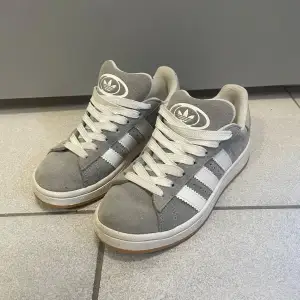 Ett par sparsamt använda Adidas campus 00 i storlek 35,5. Skorna är köpa på JD sports💓💓