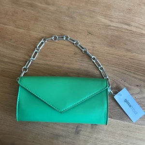 Grön handväska  - Väskan är helt ny och oanvänd. Varför jag säljer den är för att jag aldrig använder den. 