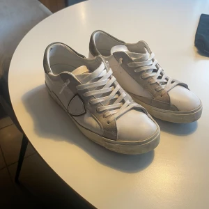 Philippe model - Säljer nu dessa snygga Phillipe model vintage leather i ett mycket bra skick då de inte längre kommer till användning  Nypris 3499. Pris går att diskutera! 