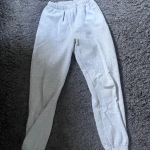 Mjukisbyxor - Säljer dessa jätte sköna, gråa mjukisbyxor, har inte storleken på dom men är några centimeter korta för mig som är 170cm så storleken jag angivit stämmer ej. Säljer på grund av att dom är lite små för mig! ☺️