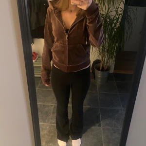Juicy couture  - Tröjan är i storlek s. Den är i fint skick och har tvärats en gång. Inga skador eller sånt. 