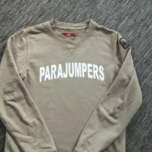 Parajumpers sweatshirt  - Säljer nu min parajumpers sweatshirt i storlek S.Ny pris på denna ligger runt 1700kr. Mitt pris går att diskutera. Bara höra av dig vid fler bilder och frågor😃