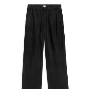 Svarta linnebyxor ARKET - Jättefina linnebyxor från arket. Fint skick, går att ha både midwaist-lowwaist beroende på vad man föredrar. Storlek s💫