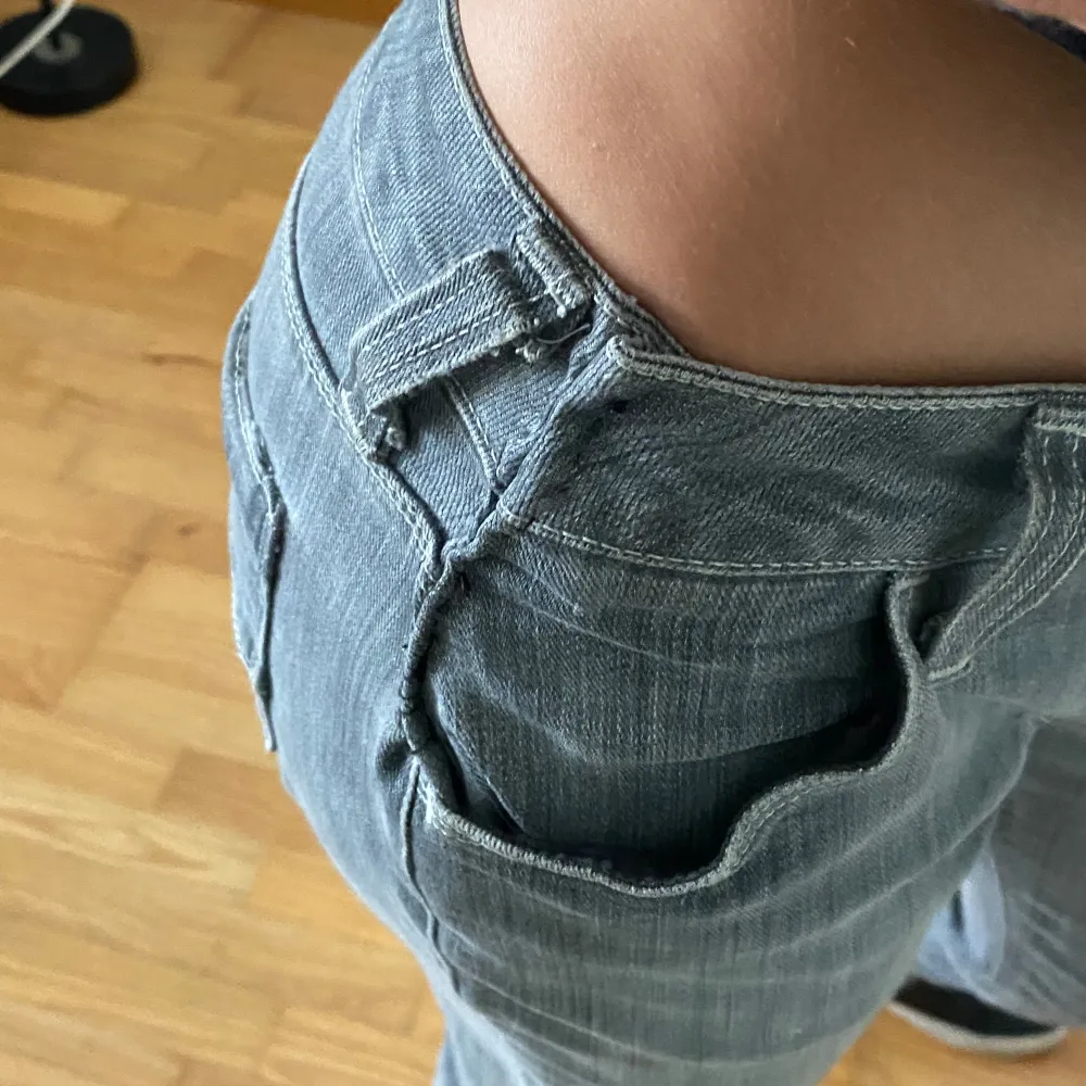 Säljer dessa gråa lågmidjade jeans. Midjan är insydd vilket man kan se på sista bilden. Passar storlek xs/s. Jeans & Byxor.