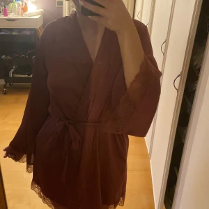 spets morgonrock/natt grej - Säljer denna fina spets morgonrock från hunkemöller då den inte kommer för användning. 