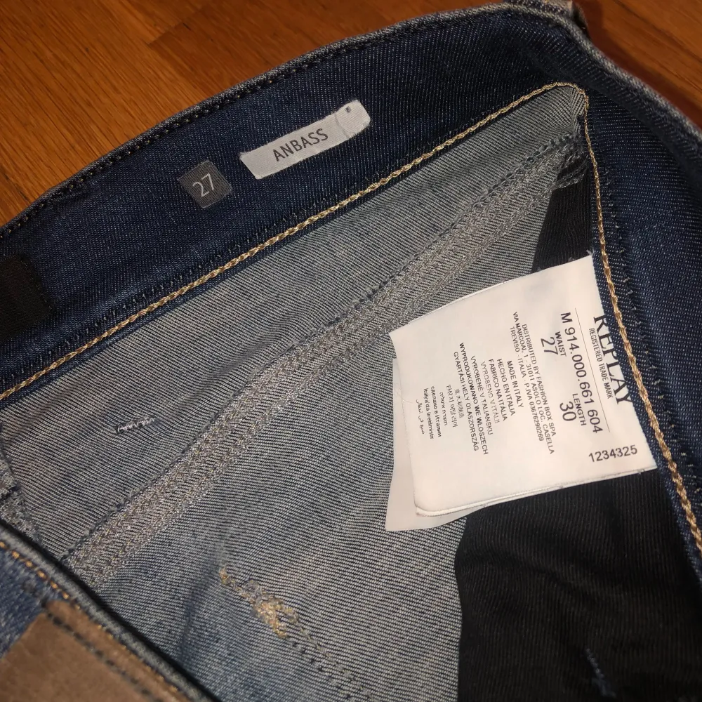 Säljer ett par snygga mörkblå jeans från Replay, modell Anbass. De har en slim passform och är i nyskick. . Jeans & Byxor.