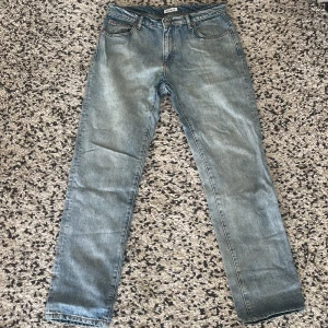 Stilrena Jeans  - Storlek 32,34.  Snygga jeans av märket Woodbird, använda några gånger. Inget märkbart slitage.