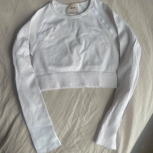 Cropad träningströja  - Vit, långärmad, ribbad träningströja.