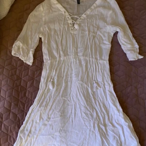 Söt klänning  - Super söt gräddvit tunn klänning med snören😚den är lite skrynklig men inget är sönder🥰