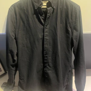 Overshirt-brothers - Säljer nu min skjorta från brothers i slim fit storlek m. Den är endast använd ett par fåtal gånger. Säljer tröjan på grund av att jag köpt ny! Nypris 899  Vid frågor så är det bara att höra av er!