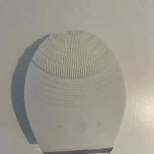 Ansikts massage/tvättare - Stoppar man i batterier så startar den och vibrerar som man då använder för att tvätta ansiktet 