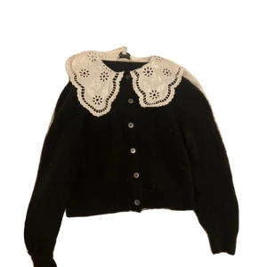 Kofta med vit krage - Söt svart kofta med krage som inte går att ta av, köpt från & other stories och är ganska nopprig men kommer av noppras innan den skickas, väldigt skön och köpt för runt 800kr🎀🖤🤍