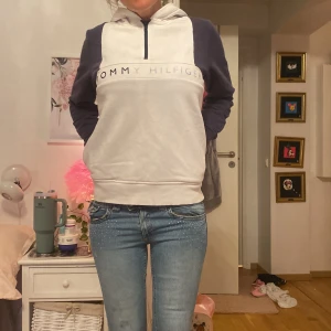 Tommy hilfiger storlek 164🤍🖤 - Haft den hemma ett tag men har inte använt, storlek 164 Tommy hilfiger vit och mörkblå säljer för 160kr🤍💜🤍🖤🤍