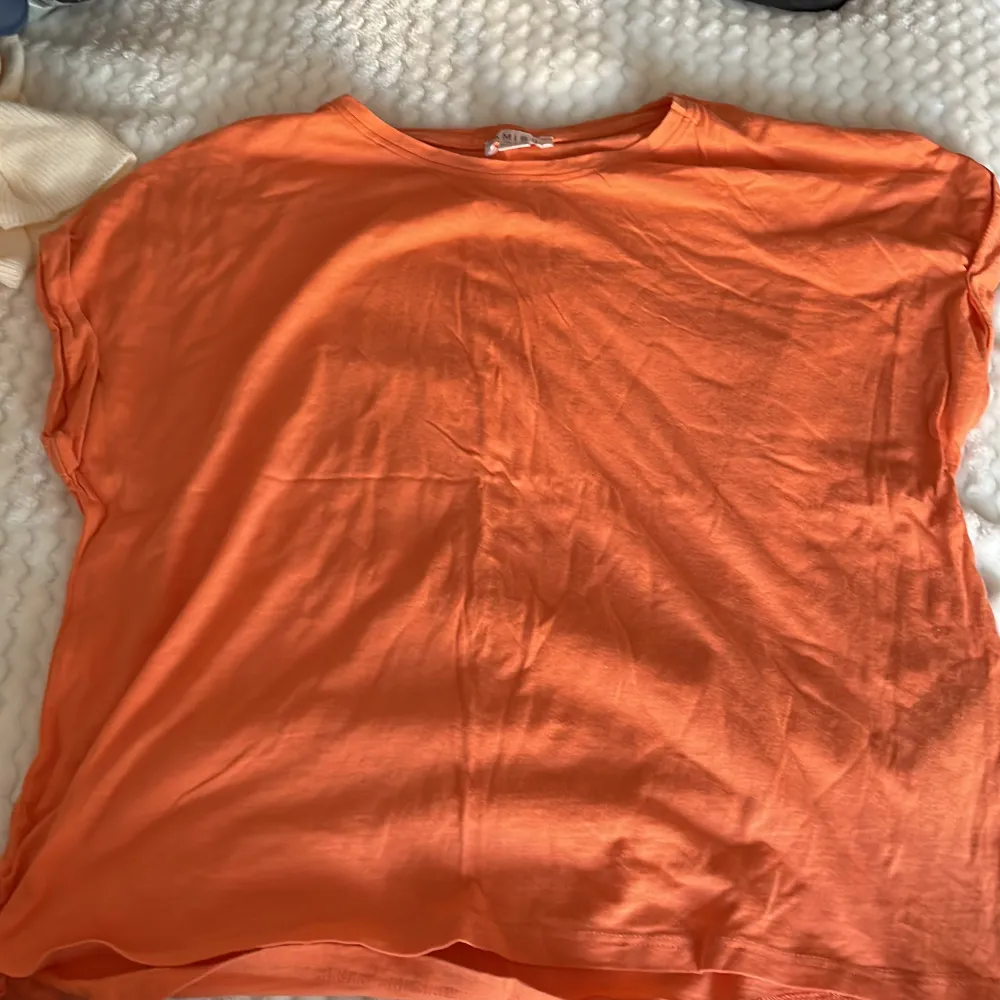 Säljer min Tshirt jag köpt nyligen fast inte fick något intresse av den. Den är i färgen orange och i storlek M.. T-shirts.