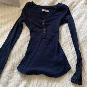 Marinblå Söt tröja - Storlek står M men passar S 