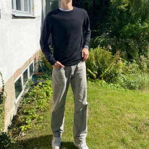 Svart långärmad tröja - Stilren svart långärmad tröja. Perfekt för både vardag och finare tillfällen. 🎉Tröjan är i bra skick och passar till det mesta i garderoben. Skön och enkel att matcha! Merinoullsblandning så den värmer gott nu i både höst och vinter!👻❄️