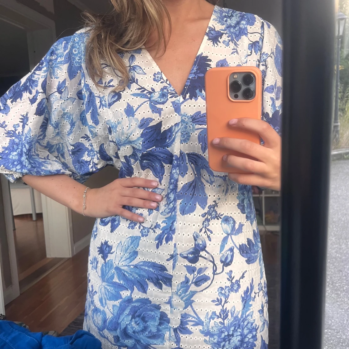 Broderad blommig klänning