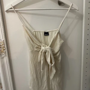 Snygg topp med knyt - Helt oanvänd Från Gina tricot Öppen mage, jätte snygg!