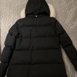 Vinterjacka (Moose Knuckles) - Jag säljer min vinterjacka för 8000kr (priset går att diskuteras vid snabb köp) endast använd en vinter, bra material som ny. Storlek M passar även S och XS