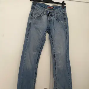 As snygga lågmidjade jeans som tyvärr är för små för mig. Storlek 27