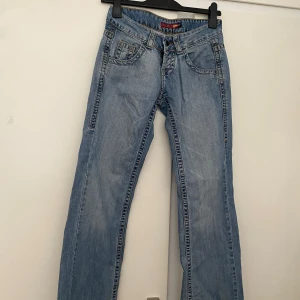 Lågmidjade jeans - As snygga lågmidjade jeans som tyvärr är för små för mig. Storlek 27