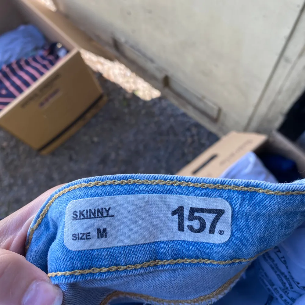 Säljer ett par snygga blå skinny jeans från 157 i storlek M. De har en klassisk femficksdesign och en bekväm passform. Perfekta för både vardag och fest! 💙. Farkut & Housut.