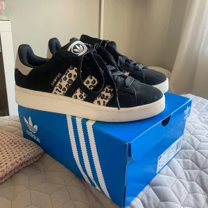 Adidas Campus 00 - Säljer nu världens finaste modell av Adidas Campus 00s, svarta med leopard stripes🐆 Älskar dessa men tyvärr för stora därav säljer jag de, endast använda 1 gång så i väldigt fint skick🖤🖤🖤 Storlek 40 2/3!