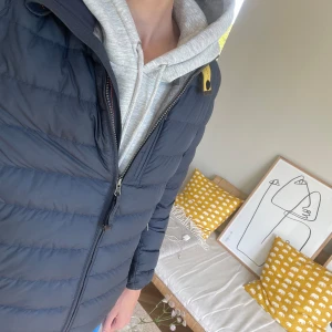 Parajumper jacka - Säljer nu min parajumper jacka eftersom jag inte använder den längre, använd fåtal gånge( perfekt nu inför hösten) pris kan diskuteras