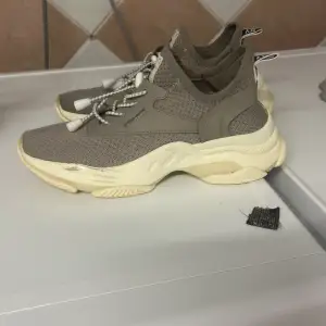 Ett par fina steve madden sneakers man ser att de är använda liksom men för priset tycker jag ändå att det är eimligt då de ändå är extremt bekväma. Nypris 800kr.