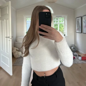 Fluffig tröja - Säljer denna tröja från Gina tricot😍 Storlek XS! Otroligt mjukt material 