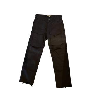 Svarta cargo pants i strl M! Sjukt bra kvalitet och nästan aldrig använda! 