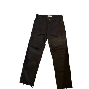 CARGO PANTS - Svarta cargo pants i strl M! Sjukt bra kvalitet och nästan aldrig använda! 
