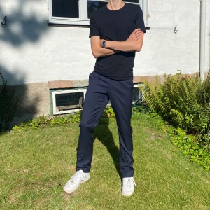 Mörkblåa kostymbyxor  - Enkla mörkblåa kostymbyxor. Toppen för byta ut jeansen ! Nyskick, bara använda en gång. Nypris 400kr🐝