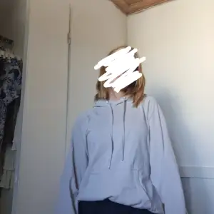 Säljer en supermysig beige hoodie i storlek xs men är oversized så kulle passa M om man inte vill ha den i vanlig storlek.Perfekt för kyliga dagar med sin mjuka och bekväma passform. Kolla gärna in min profil och konstakta mig vid frågor