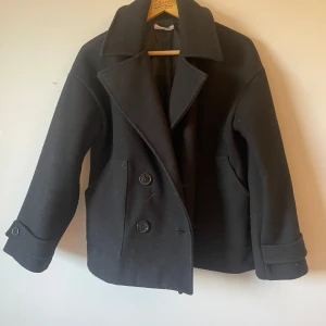 Design by Si kappa - Jättemysig design by Si kappa i svart! Väldigt fin och är köpt förra året så den är i fortfarande bra skick! Perfekt nu till hösten och säljer för att den inte har varit till användning längre! Skriv vid fler bilder🩷