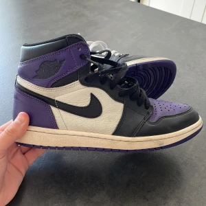 Jordan 1 High court purple 1.0 - Storlek 41 Cond 6-7/10 Köpta på sneakershyllan! 