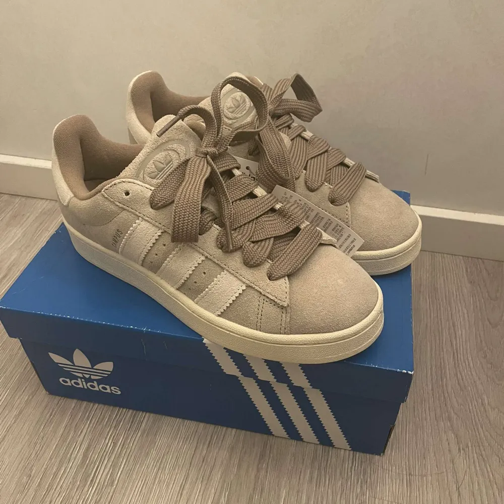 Säljer ett par Adidas Campus i färgen ”wonder beige” som tyvär blev fel storlek. Dem är köpta från Merchsweden. Storleken är 41 1/3 men passar mindre. Skorna är endast testade och kommer med låda och kvitto☺️ Tveka inte på att ställa några frågor🫶🏼. Skor.