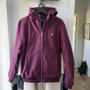 lyle & scott jacka - Säljer denna vinröda lyle & scott jackan i storlek s. Har haft ett tag men knappt använt så den är i väldigt bra skick👍