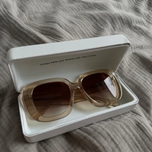 Chimi solglasögon  - Säljer mina chimi i modellen 108 i färgen ecru. Köptes för 1299kr, säljs för 500kr🤍 Snabbt köp prioriteras!