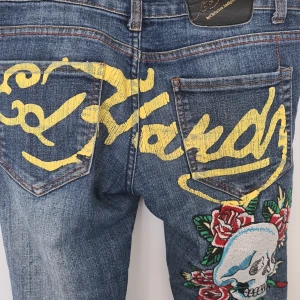 Lågmidjade y2k ed hardy jeans - As snygga ed hardy jeans, de är i bra skick med skitsnygga detaljer i bak och på ena benet, skriv gärna vid frågor