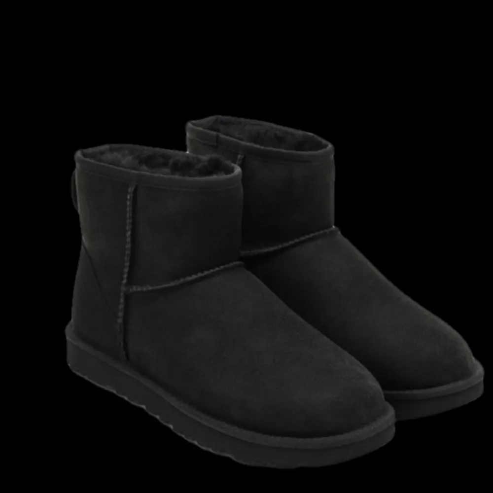 Svarta uggs, sparsamt använda och i bra skick. Köpta för 2350kr på uggs hemsida! Perfekta nu till hösten/vintern!🍂❄️☕️. Skor.