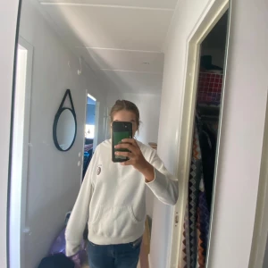 Vintage scotch and soda hoodie - Vintage scotch and soda hoodie vit i bra skick utan defekter💕💕 priset är utan frakt💕